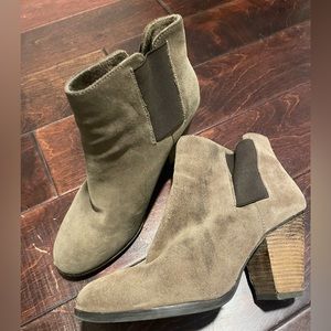 Vince Camuto Hessa Suede healed booties size 8, brown